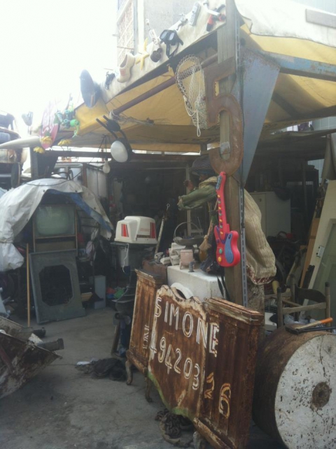 Simone il rigattiere: sculture surreali con cio' che trova per strada